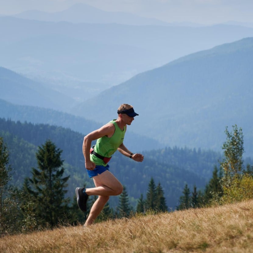 Hill running ali tek v hrib: Združi kardio, moč in naravo