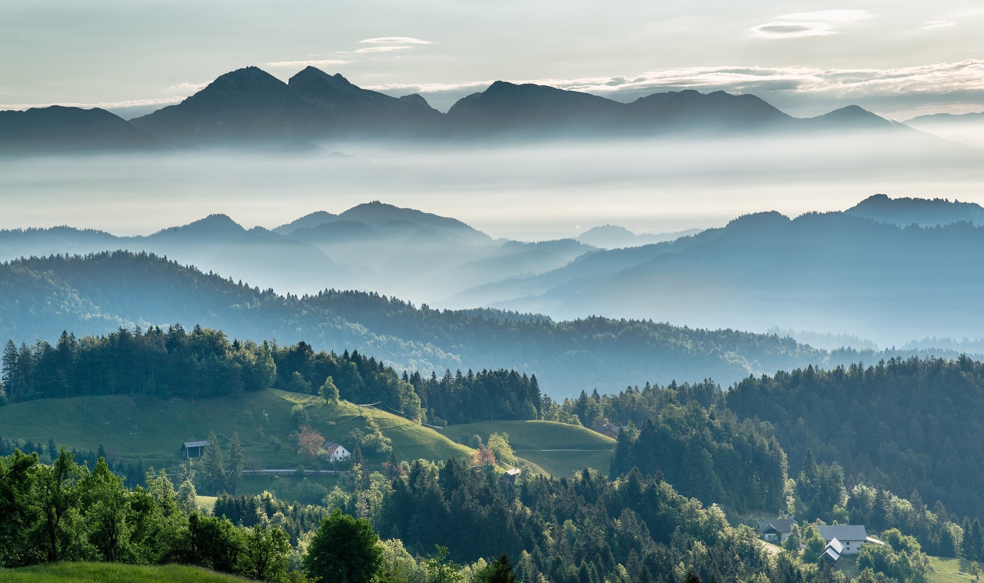 V Sloveniji je nešteto možnosti za lahke in težje planinske pohode.