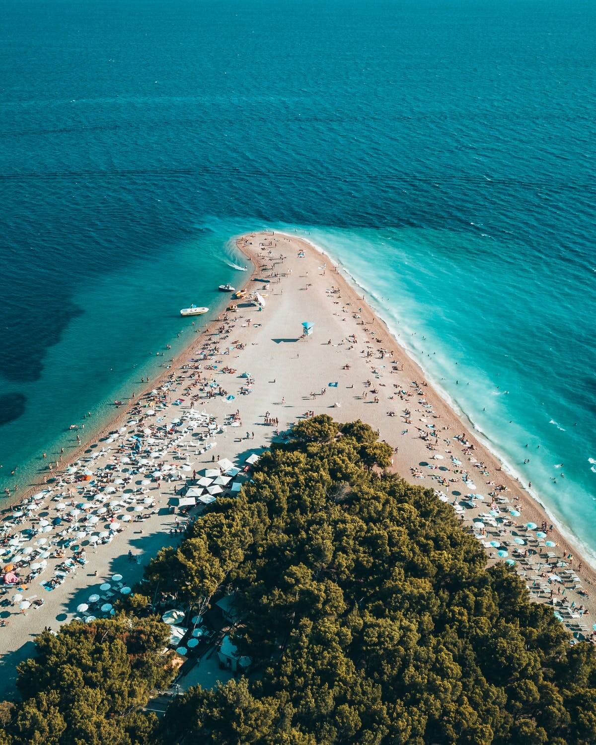 Hrvaška obala je izjemna za snorklanje, saj ponuja turkizno modro vodo.