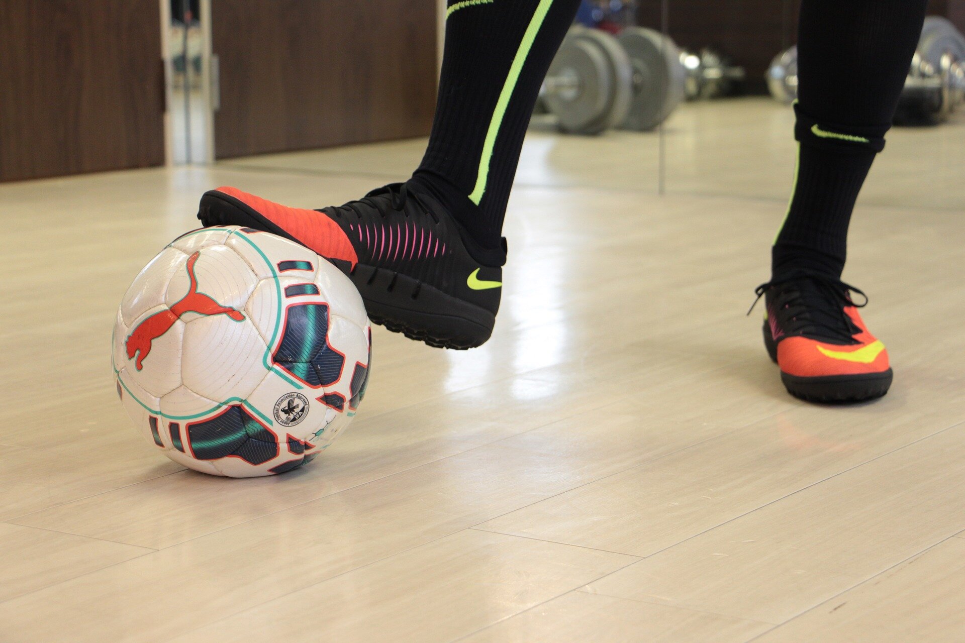 Za futsal potrebujete čevlje za dvoranski nogomet in manjšo nogometno žogo.